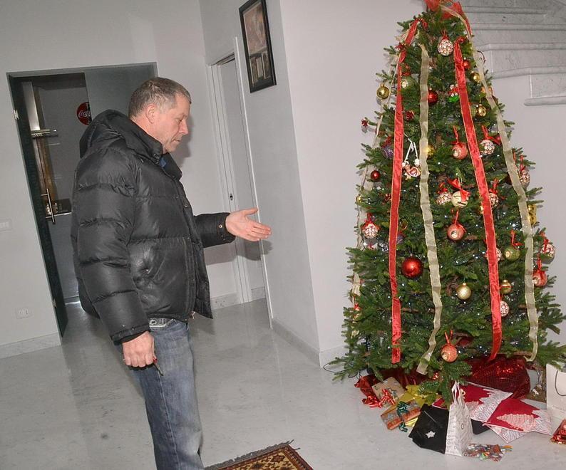 Entrano e rubano anche i regali preziosi già sotto l’albero 