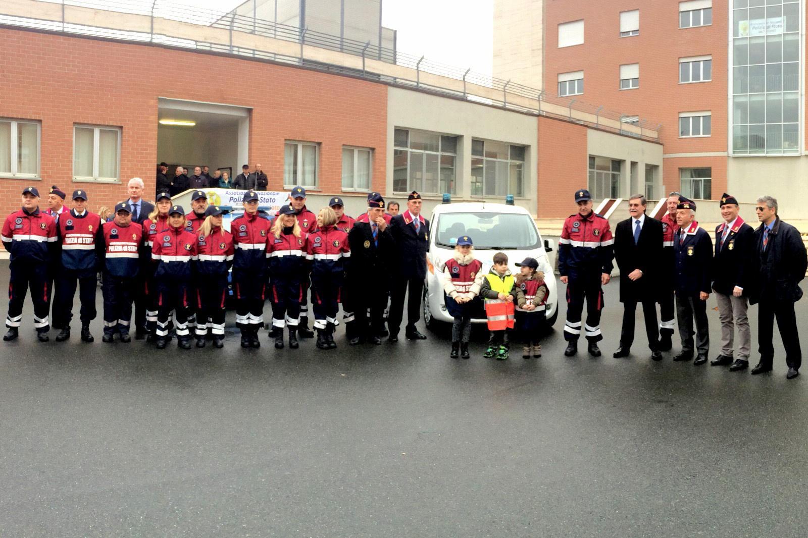 L'auto nuova regalata dalla Svs all'associazione nazionale dei poliziotti (Marzi Pentafoto)