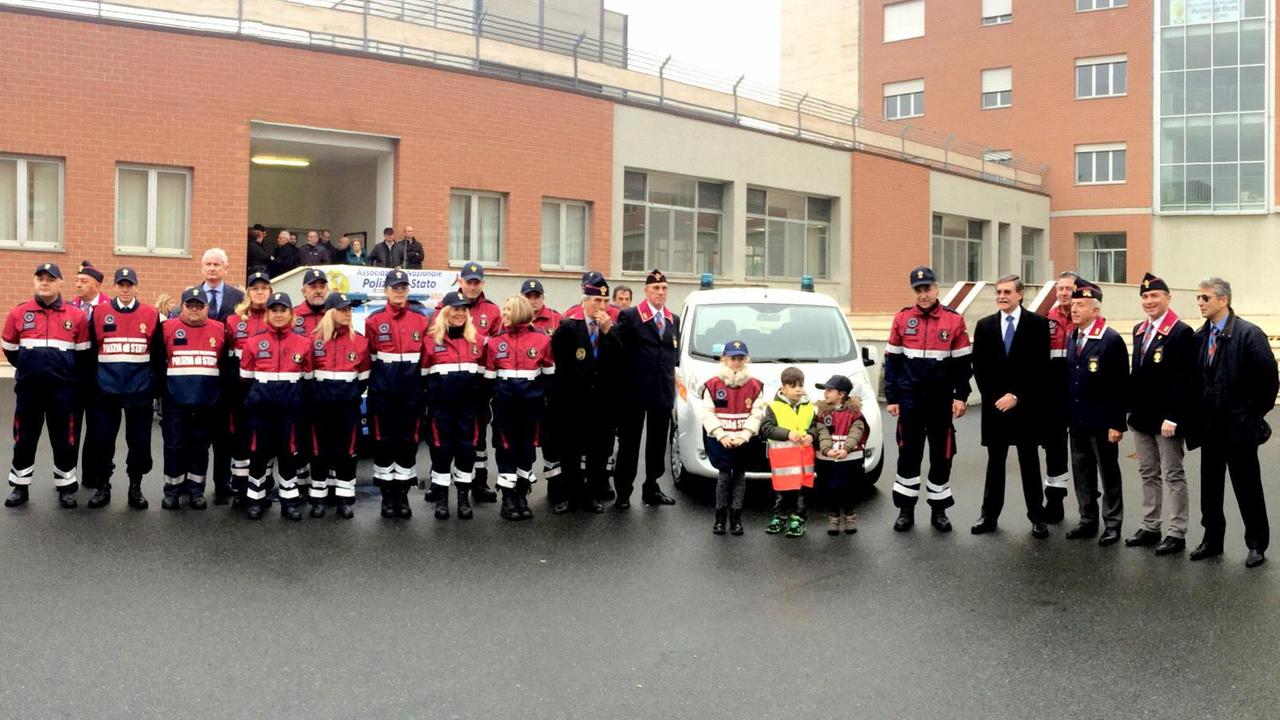 L'auto nuova regalata dalla Svs all'associazione nazionale dei poliziotti (Marzi Pentafoto)