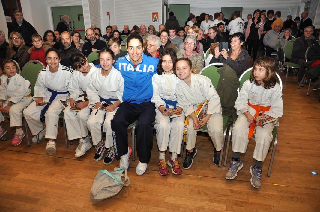 Giulia Quintavalle insieme ai giovani atleti del judo Cecina