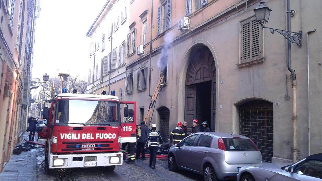 Modena, appartamento a fuoco in corso Adriano. Due persone ustionate
