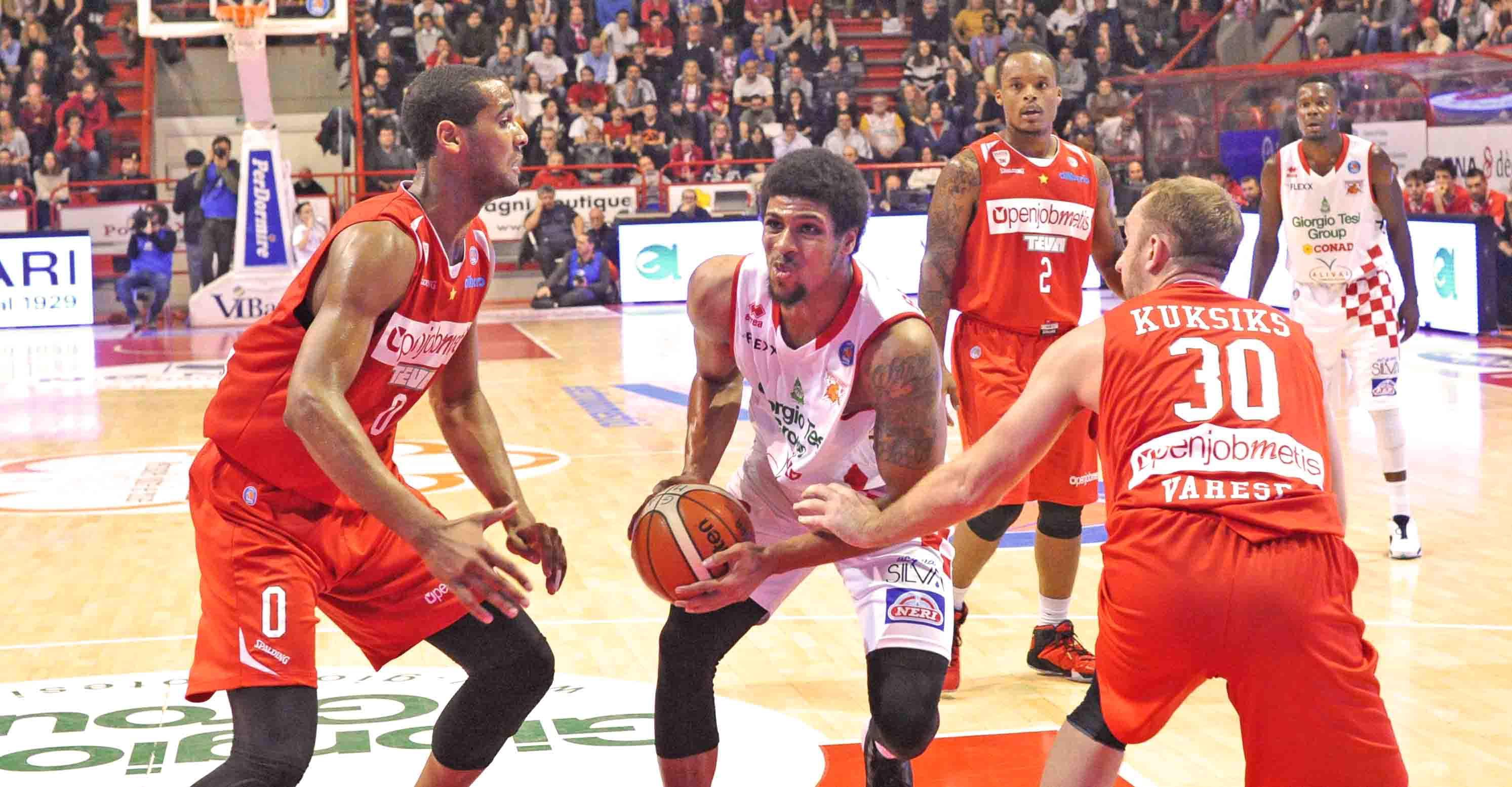 Un'azione di gioco contro Varese (Foto Gori)