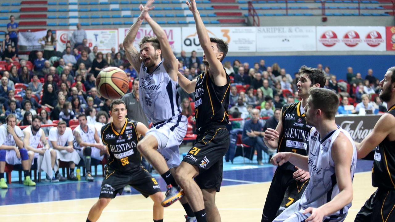 Andrea Tommei stoppato dai giocatori della Valentina's (Foto Nucci)