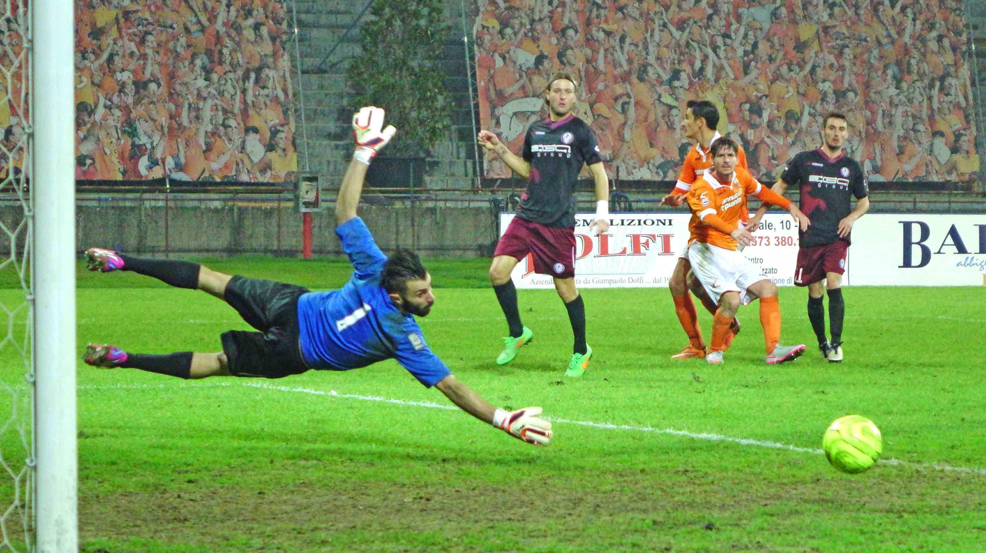 Un'azione durante il match Pistoiese-Arezzo (Foto Gori)