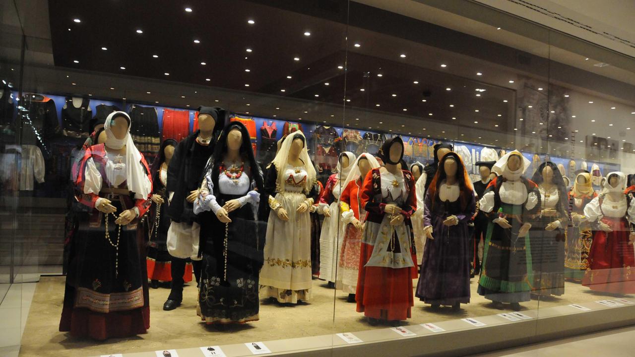 Una delle sale del museo del costume di Nuoro (foto Massimo Locci)