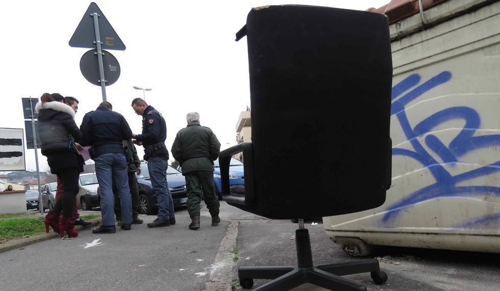 La coppia di cinesi, la polizia ambientale (Gav) e gli agenti della Volante, durante la discussione animata, in primo piano la poltrona (foto Batavia)