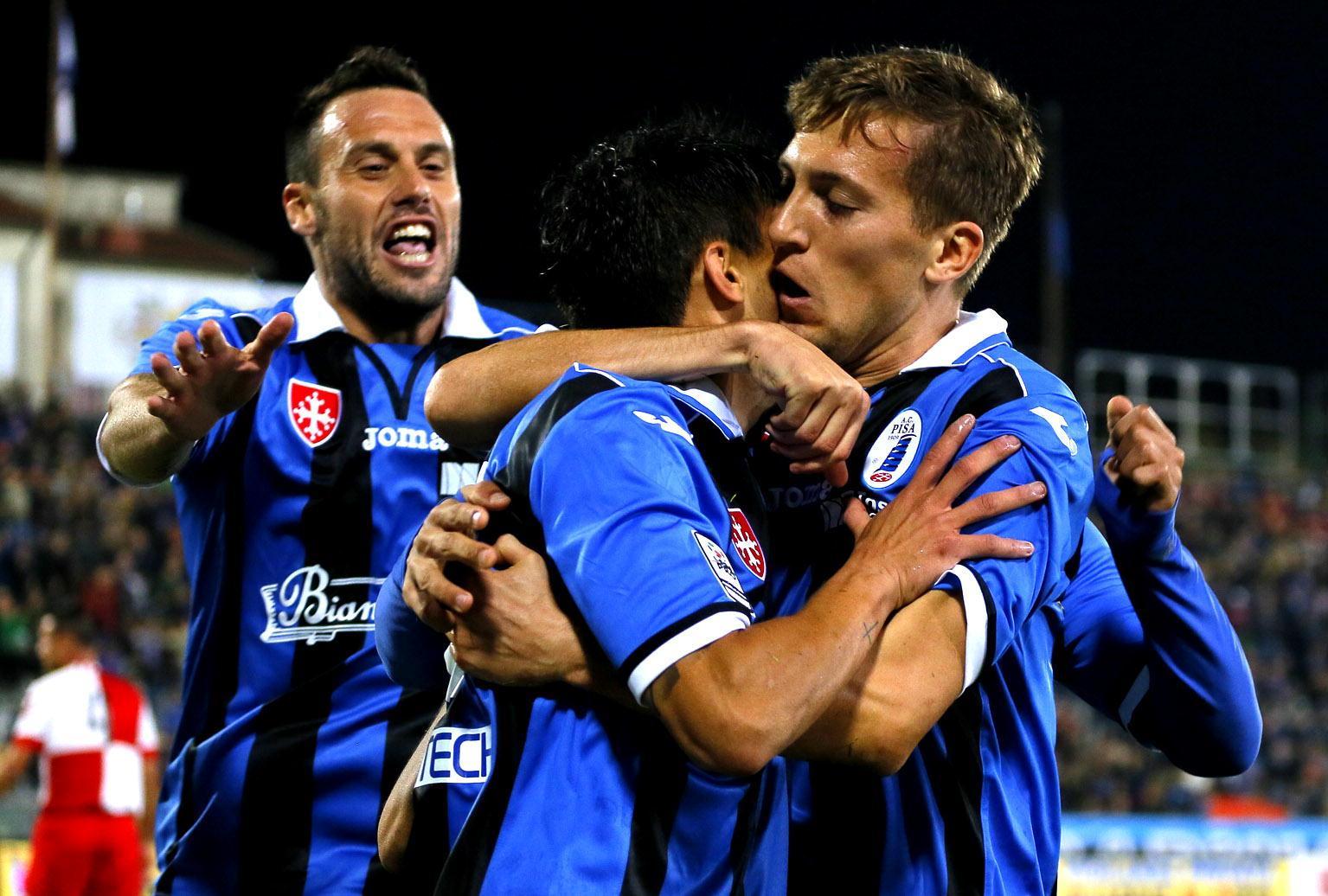 Mannini, Lupoli e Varela festeggiano un gol (Muzzi)