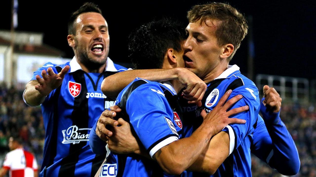 Mannini, Lupoli e Varela festeggiano un gol (Muzzi)
