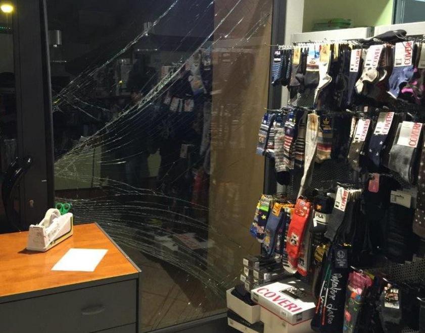 Colpo in un negozio di abbigliamento 