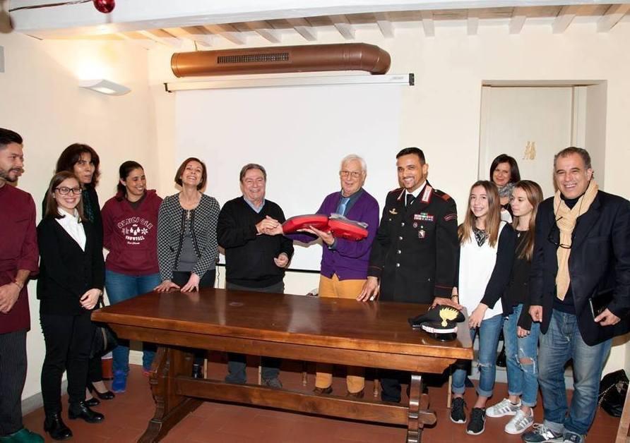 Defibrillatore donato da azienda e dipendenti