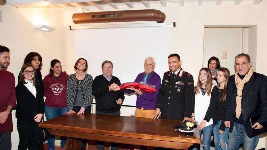 Defibrillatore donato da azienda e dipendenti