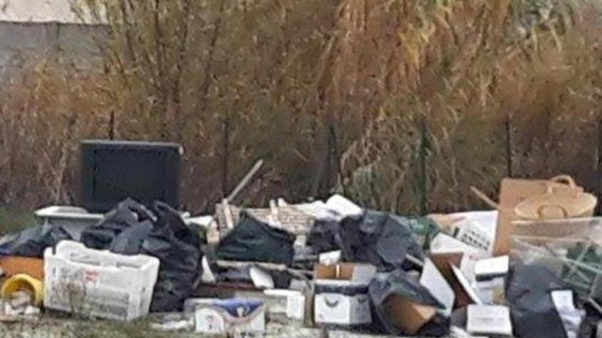 Dopo lo sfratto e la crisi restano cumuli di rifiuti