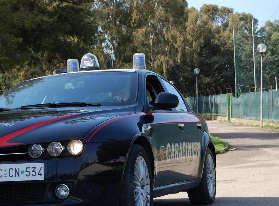 La droga nel bosco: reagisce col machete all’arresto dei militari 