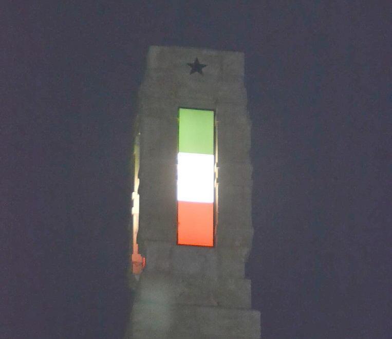 Illuminato il tricolore dell’obelisco