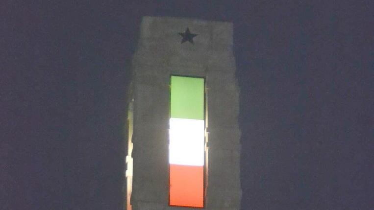 Illuminato il tricolore dell’obelisco