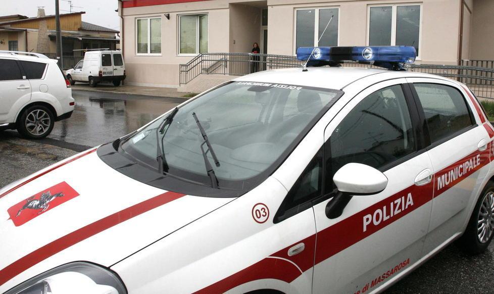Investe un giovane in scooter e scappa
