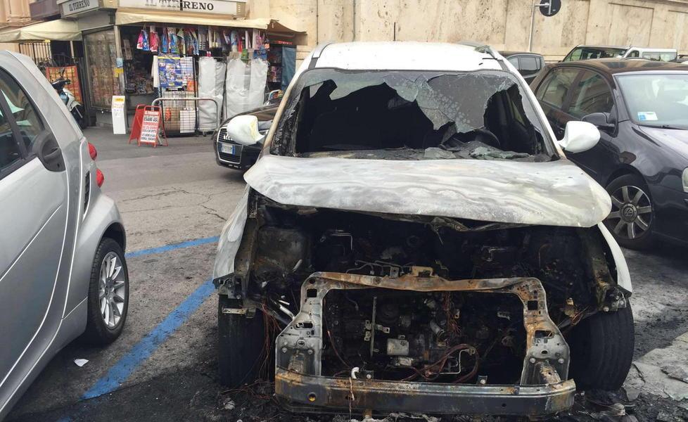 Auto incendiata sugli scali Saffi 