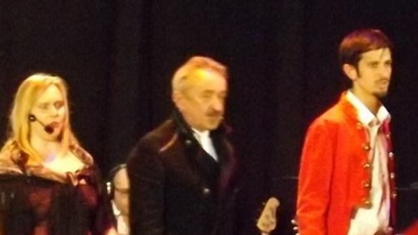 Teatro gremito per lo show di solidarietà