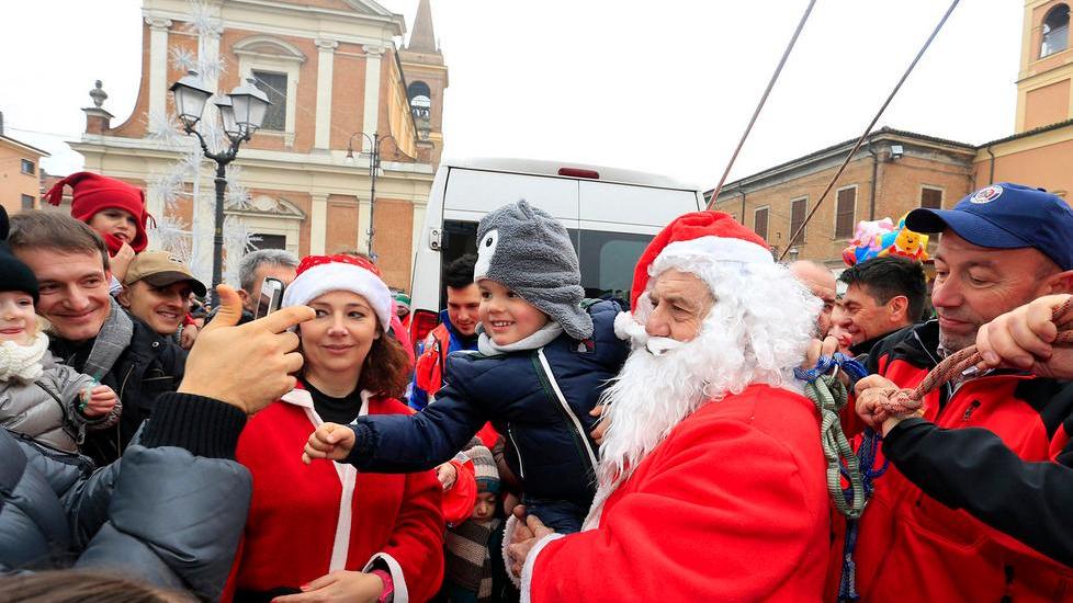 Babbo Natale scende dalla torre orologio ed entra all’oratorio