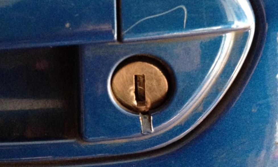 Ladro “chirurgo” apre le auto