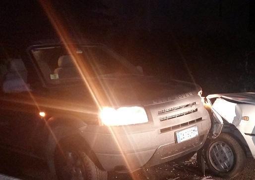 Scontro frontale tra auto Paura per due bambini 