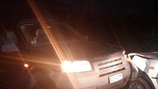 Scontro frontale tra auto Paura per due bambini