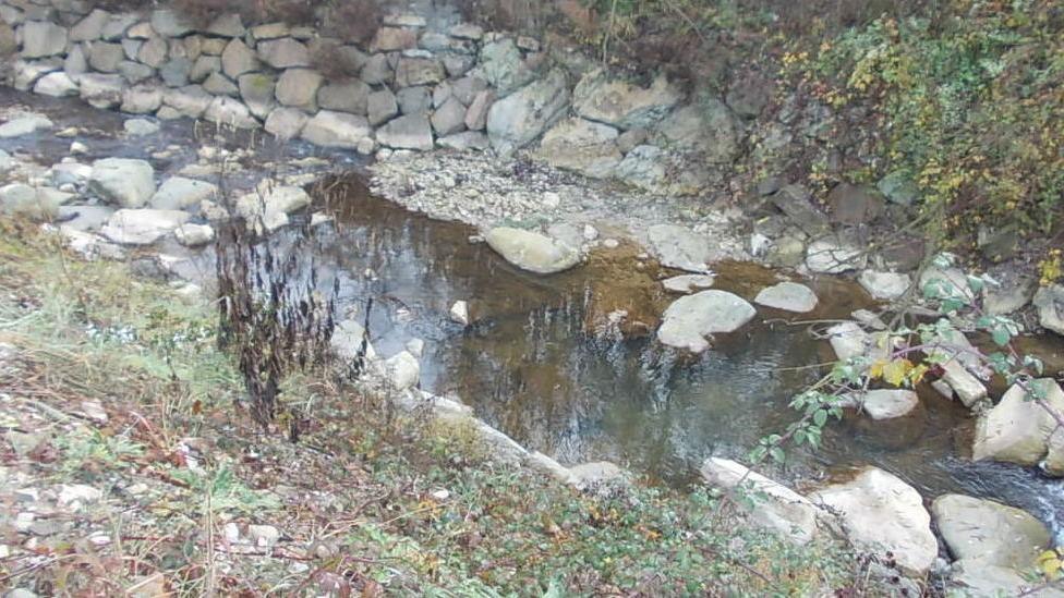 L’acqua del Crostolo color marrone
