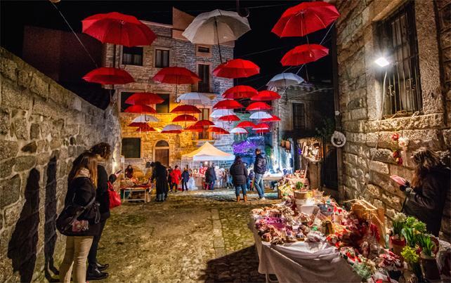 Ombrelli colorati e vecchie stoffe, la festa di Natale ora è low cost 
