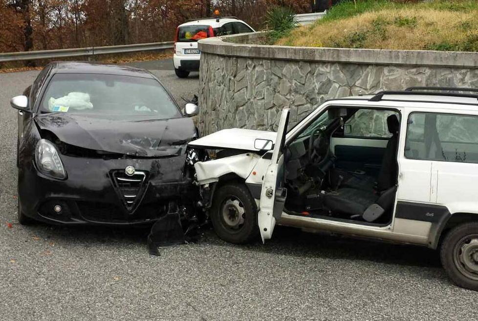 Dopo l’incidente i ladri rubano auto e continuano la fuga