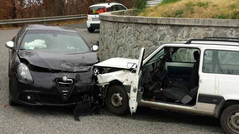 Dopo l’incidente i ladri rubano auto e continuano la fuga