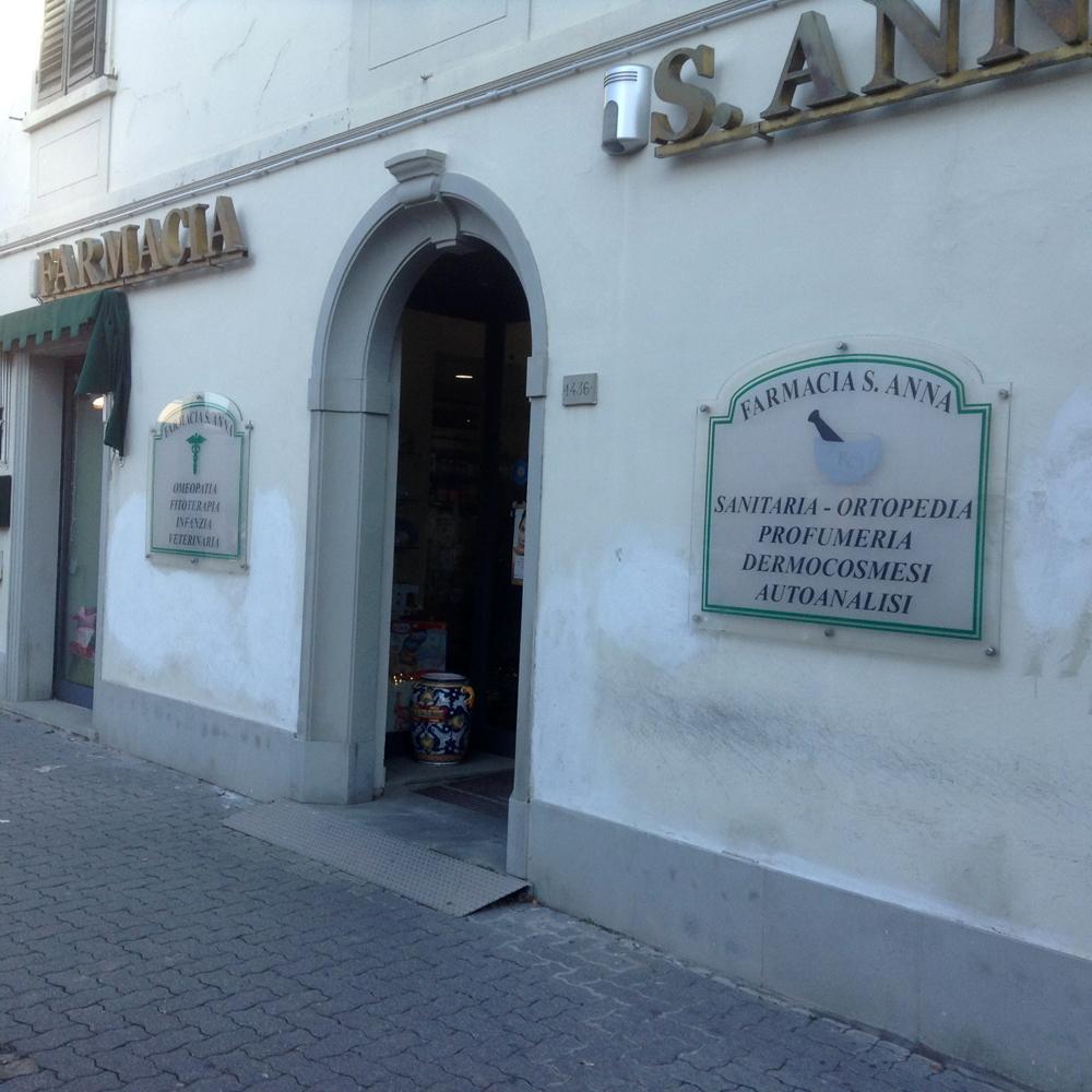 Armati di pistola rapinano una farmacia