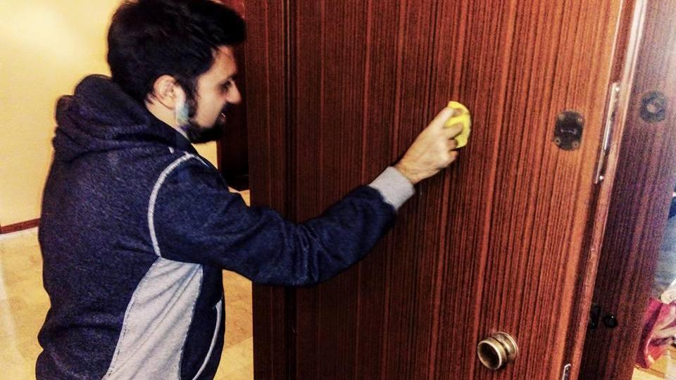 Svastiche sulla porta di casa di Pederzoli (Sel)