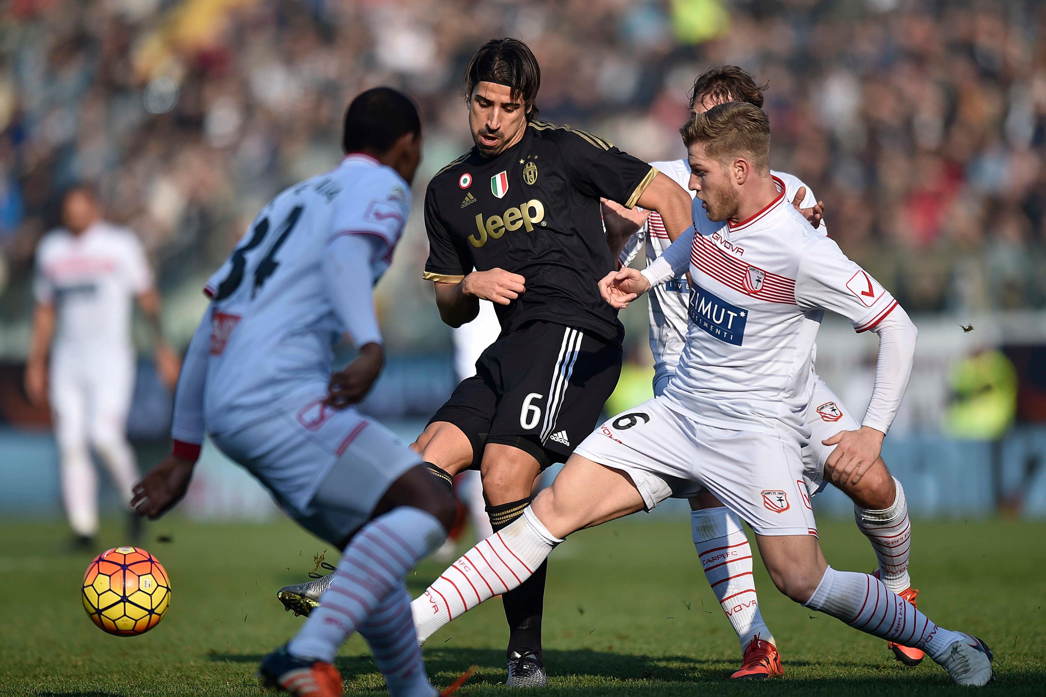 La Juventus batte il Carpi 3-2 ma i biancorossi falliscono il pari al 93'