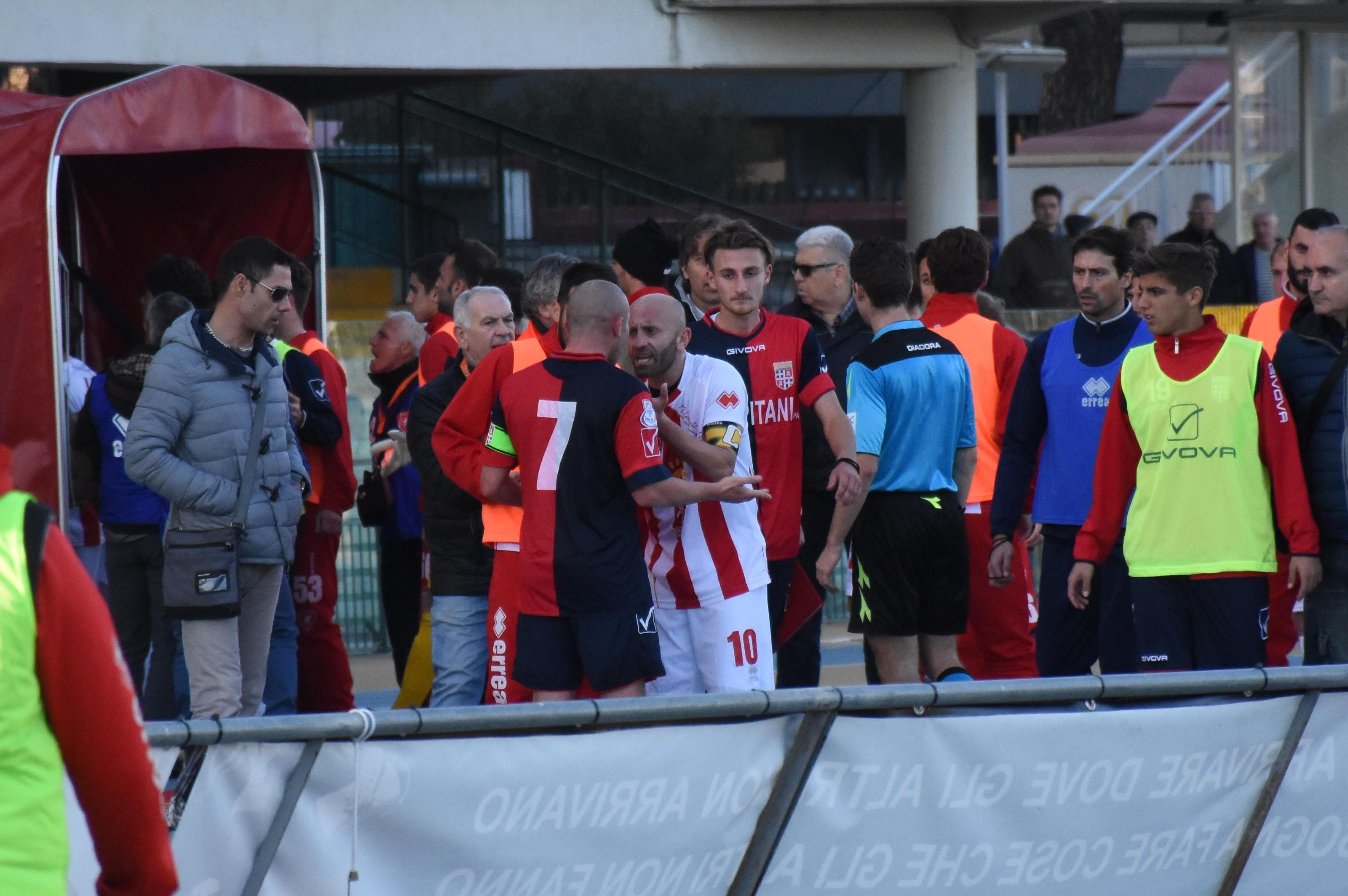 Confronto tra Zotti e Demartis all'ingresso del tunnel degli spogliatoi (foto Bf)