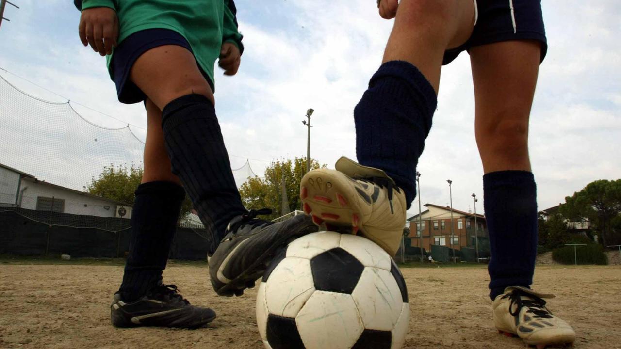 Maxi rissa a fine partita, ferito un calciatore