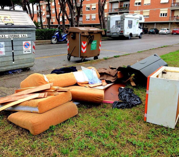 Divani e bidet abbandonati per la strada 