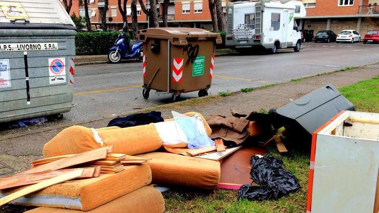 Divani e bidet abbandonati per la strada
