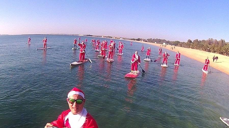Mega selfie per i Babbo Natale sui sup