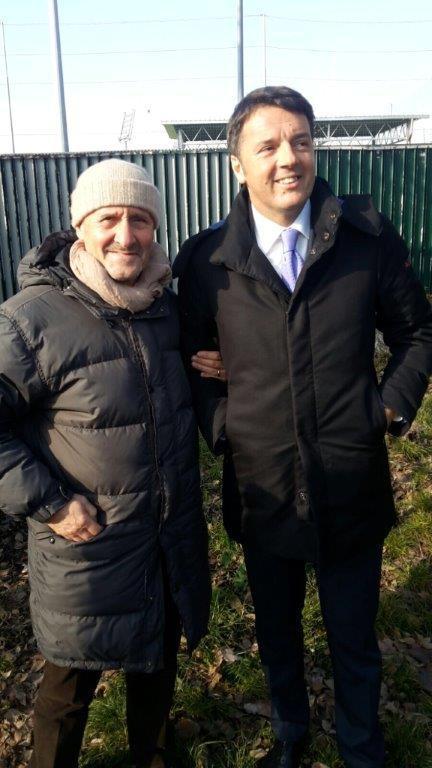 Il dg del Margine Antonio Bongiorni fotografato assieme a Matteo Renzi al termine della partita Giovanissimi Elite