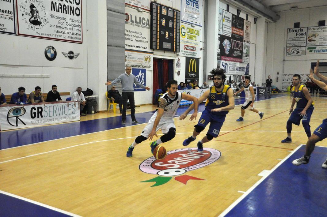 Un'azione in attacco del Cecina nel derby col Piombino (foto Falorni)