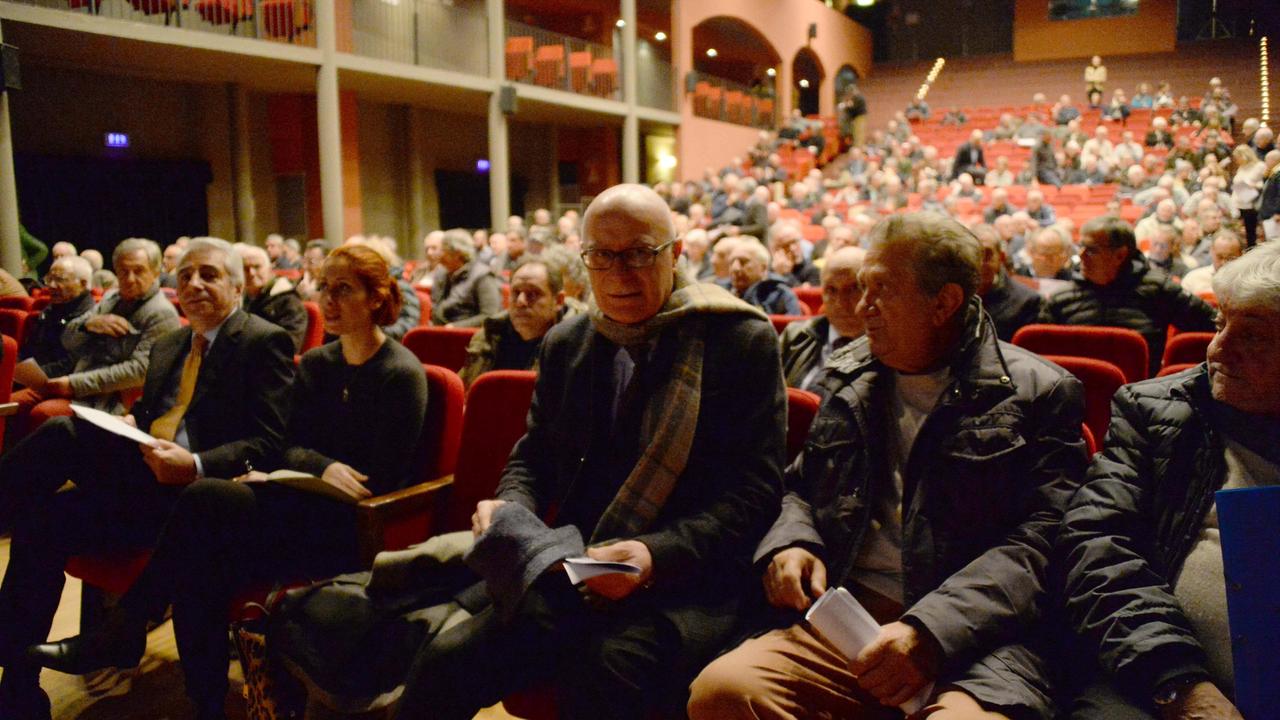 L'assemblea dei soci della Banca di Cascina e, al centro in prima fila, il commercialista Franco Martinelli, neo presidente