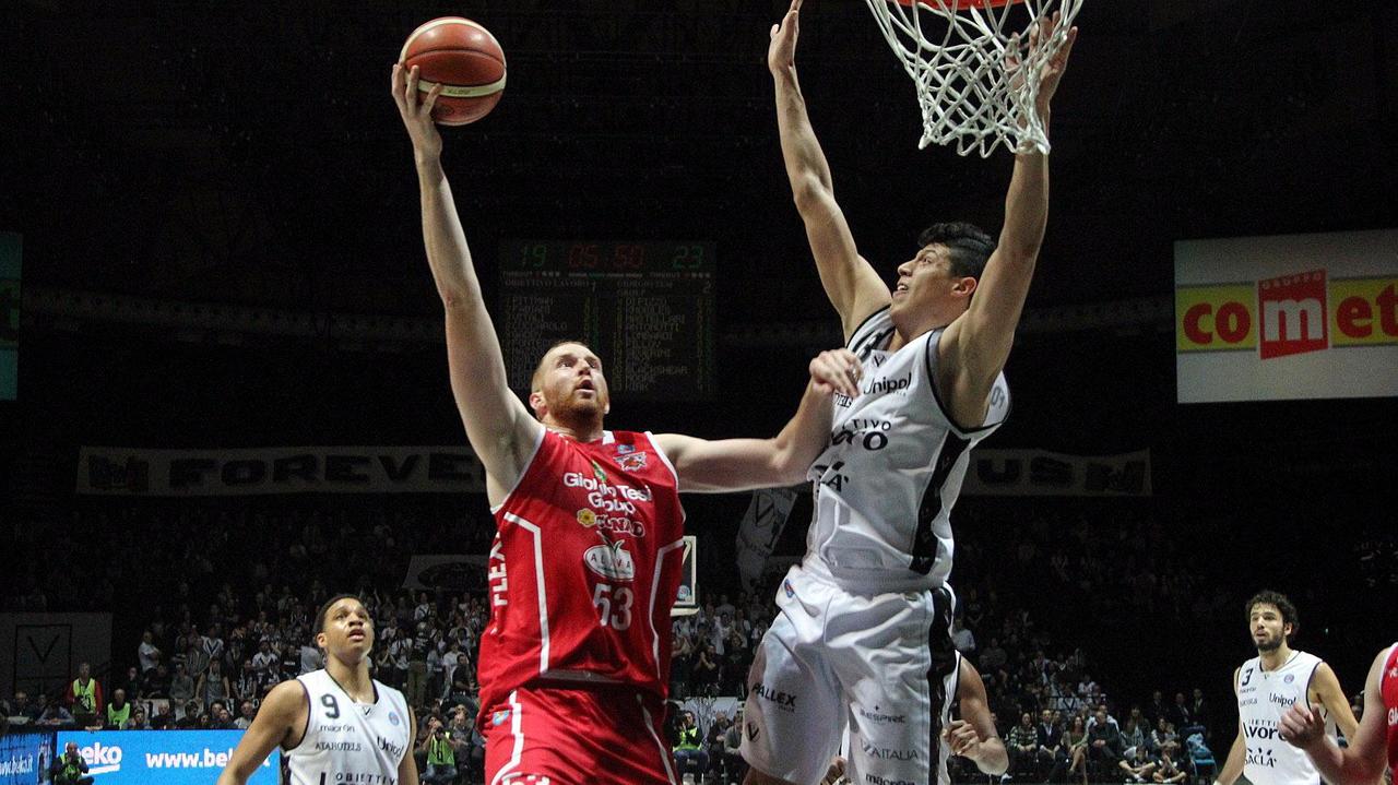 Virtus Obiettivo Lavoro Bologna-Tesi Group Pistoia: Alex Kirk sotto canestro