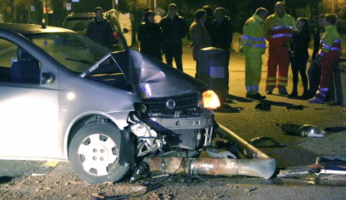 Incidente ai Tre Ponti: l'auto ha abbattuto il lampione (Marzi Pentafoto)