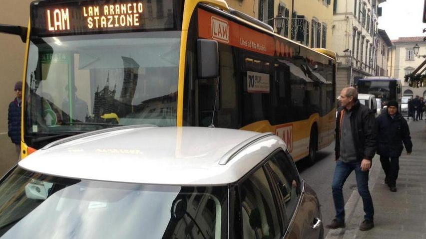Sosta selvaggia, bloccati i bus in transito in centro