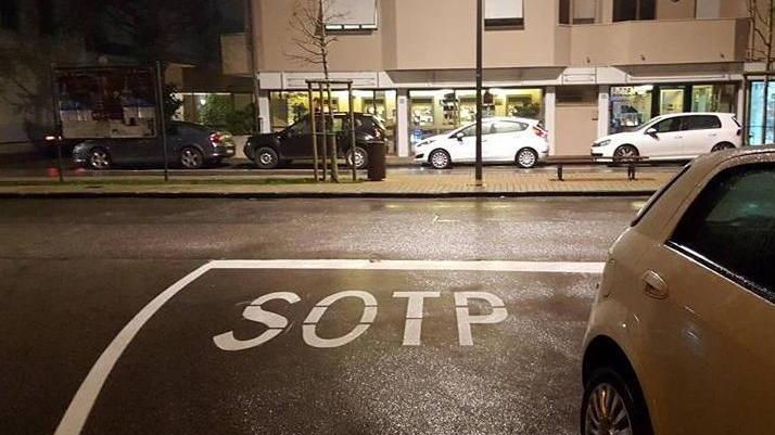 Lo “stop” è diventato “sopt” Il Comune dà colpa alla ditta