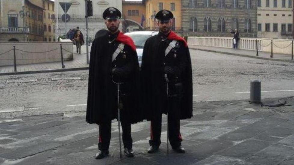 Mantella e sciabola, militari stile Savoia