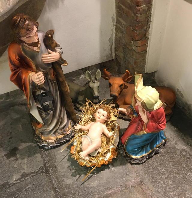 Il Comune spezzetta il presepe nelle vetrine e scoppia la polemica
