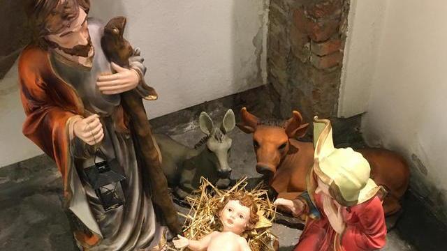 Il Comune spezzetta il presepe nelle vetrine e scoppia la polemica