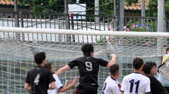 Maxi rissa a fine partita Ferito un calciatore