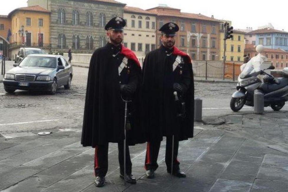 Con mantella e sciabola i militari in stile Savoia
